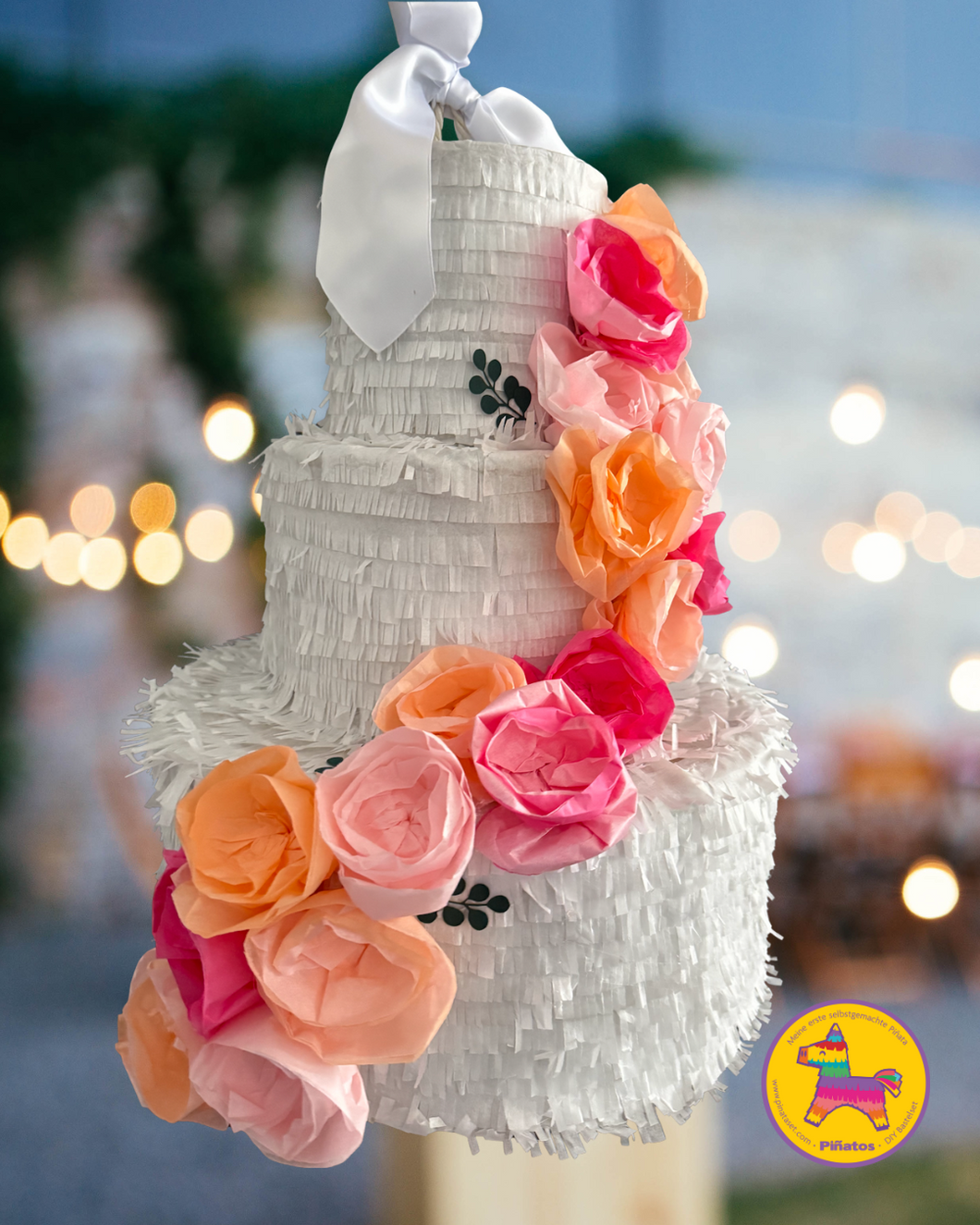 Piñata in Form einer Hochzeitstorte