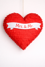 Load image into Gallery viewer, Hochzeitspiñata in Herzform “Mrs. &amp; Mr.”
