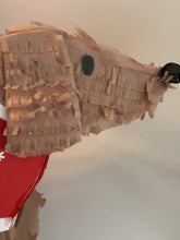 Cargar y reproducir el video en el visor de la galería, Dackelhund Piñata Weihnachtsmotiv
