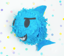 Cargar imagen en el visor de la galería, Piñata tiburón
